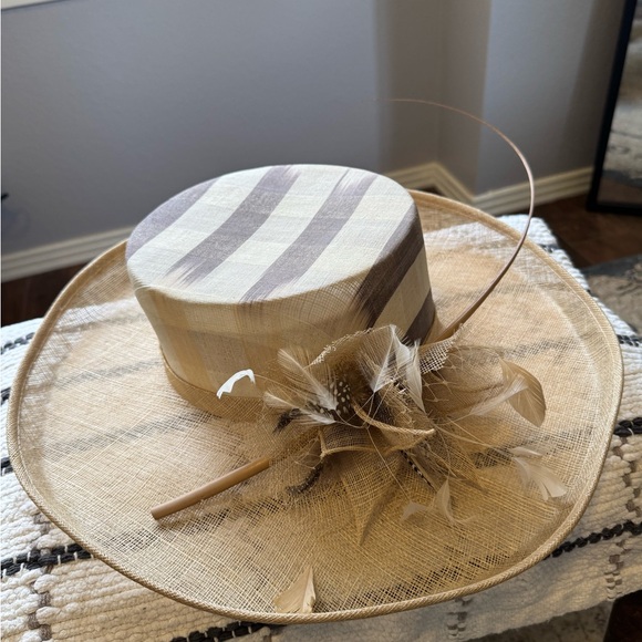 Accessories - Elegant Tan and Cream Women's Hat